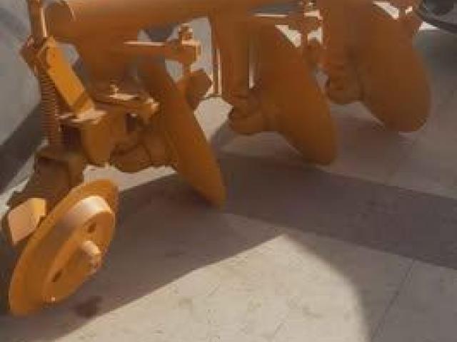 Charrue à trois socs